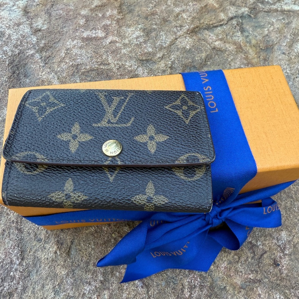 Exudes class ! Authentic LOUIS VUITTON key ring holder case monogram key wallet